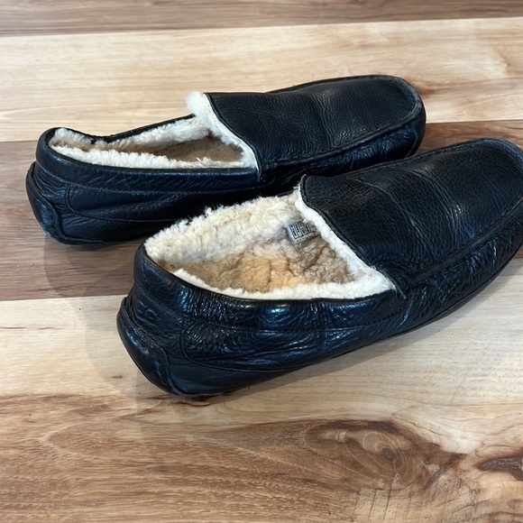 Ugg Ascot slipper great preloved condition. Us size 12 black leather - Picture 4 of 6